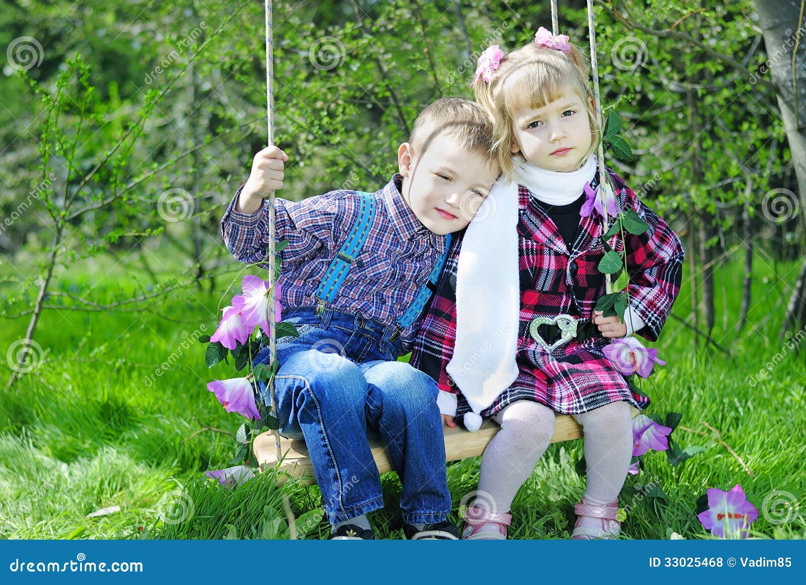 couple-love-little-children-green-meadow-kids-swings-33025468.jpg