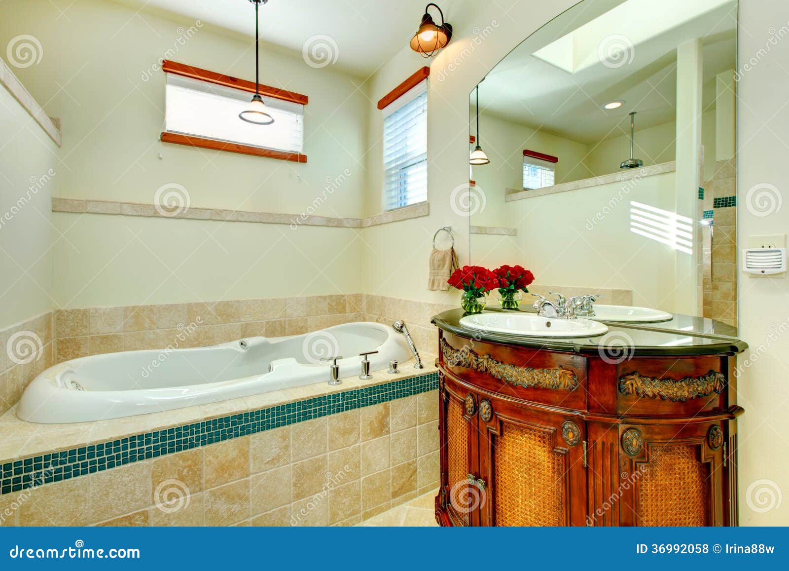  cuarto de baño con un gabinete de la antigüedad del color del whisky