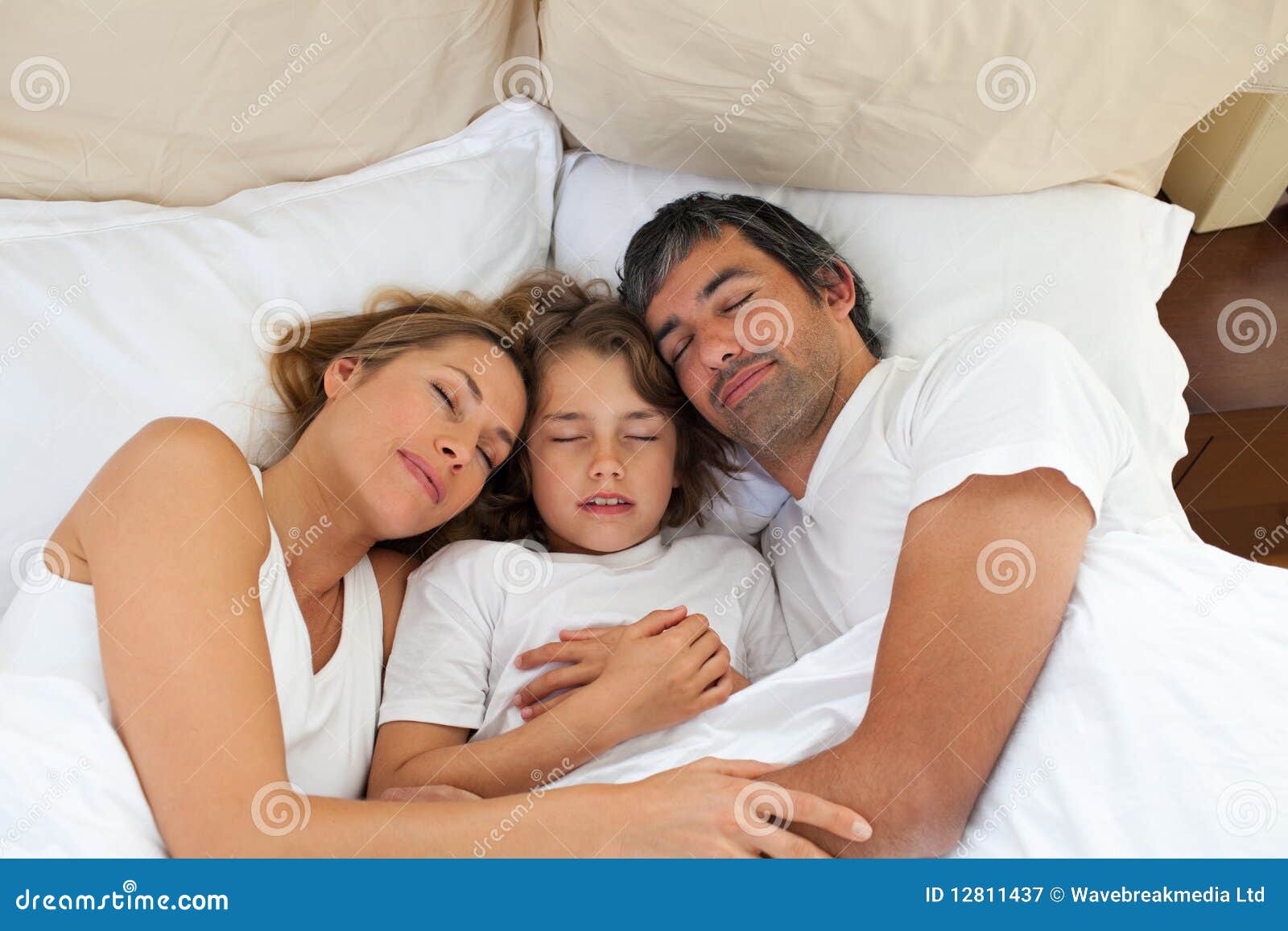 http://thumbs.dreamstime.com/z/cute-child-his-parents-sleeping-together-12811437.jpg