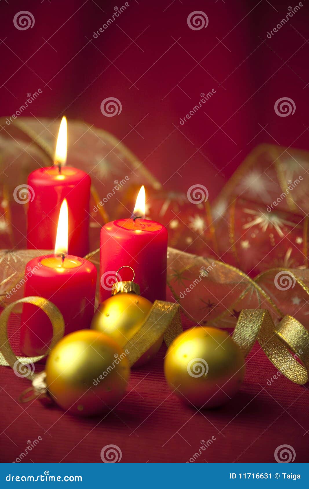 De Decoratie Van Kerstmis Met Kaarsen En Linten Stock Afbeelding Beeld 11716631 De Decoratie Van Kerstmis Met Kaarsen En Linten Stock Afbeelding Beeld 11716631