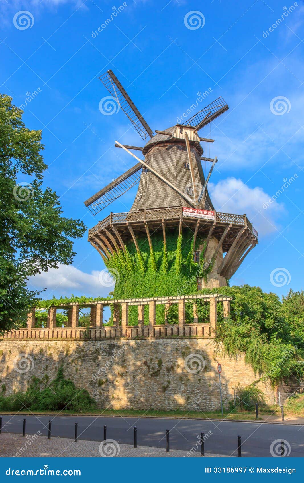 sanssouci tuin de historische molen bekijk van de botanische tuin in sanssouci tuin de historische molen bekijk van de botanische tuin in