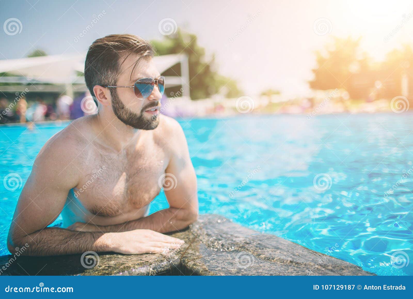 De Zomerfoto Van De Spier Glimlachende Mens In Zwembad Gelukkig
