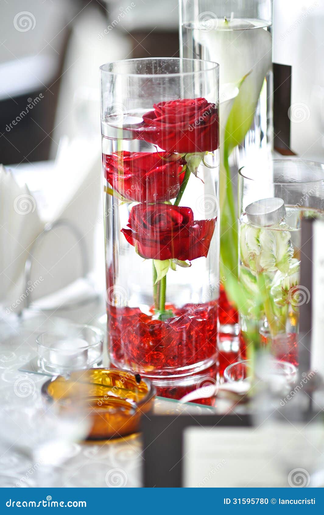 jardim rosas vermelhas:Decoração Luxuosa Do Casamento Com Rosas Vermelhas Em Um Vidro Foto jardim rosas vermelhas:Decoração Luxuosa Do Casamento Com Rosas Vermelhas Em Um Vidro Foto