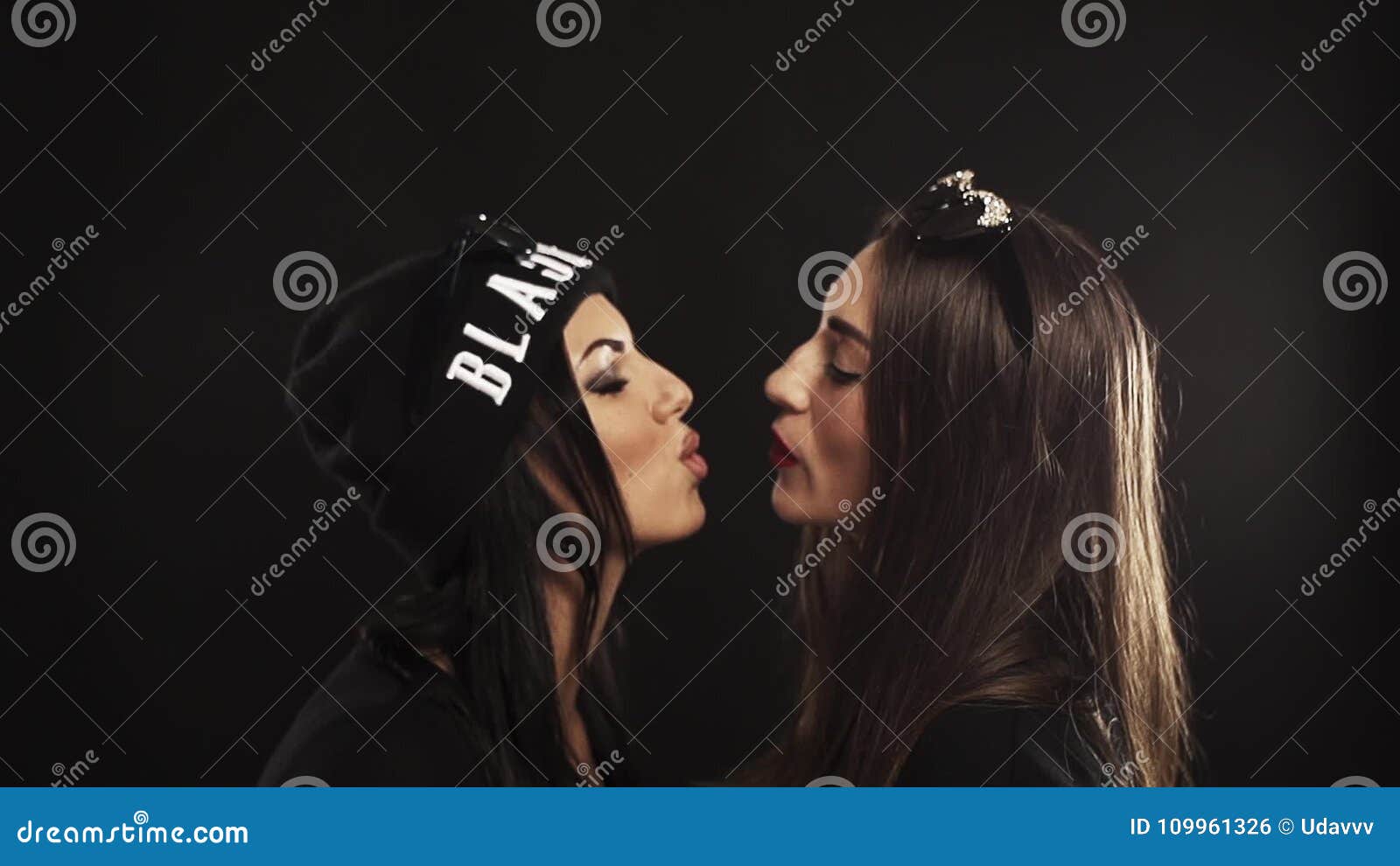 Deux Filles Lesbiennes Sexy Se Penche Le Baiser Entre Eux De Taquinerie