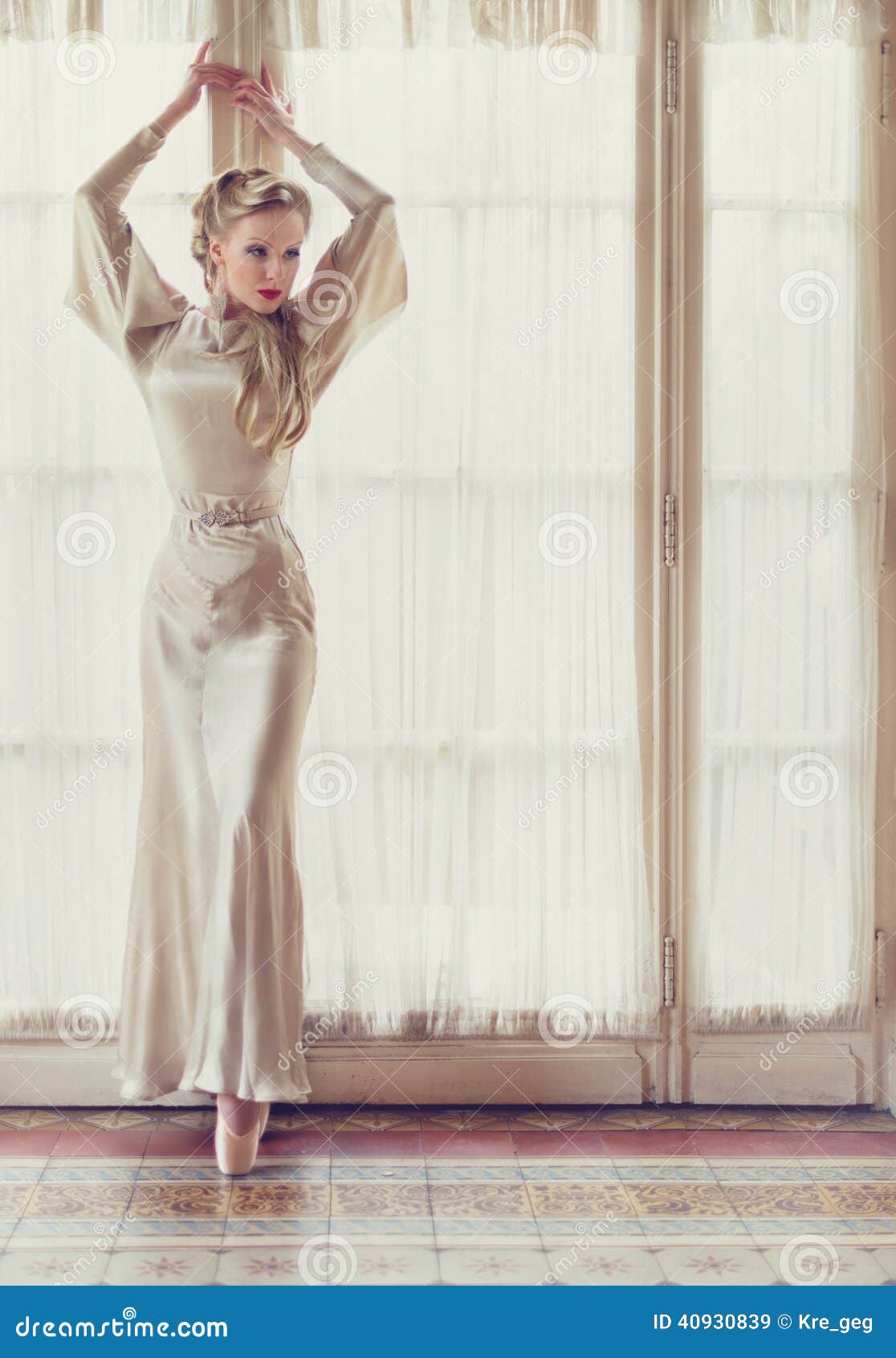 diva attractive blonde woman dancing ballet old house 40930839