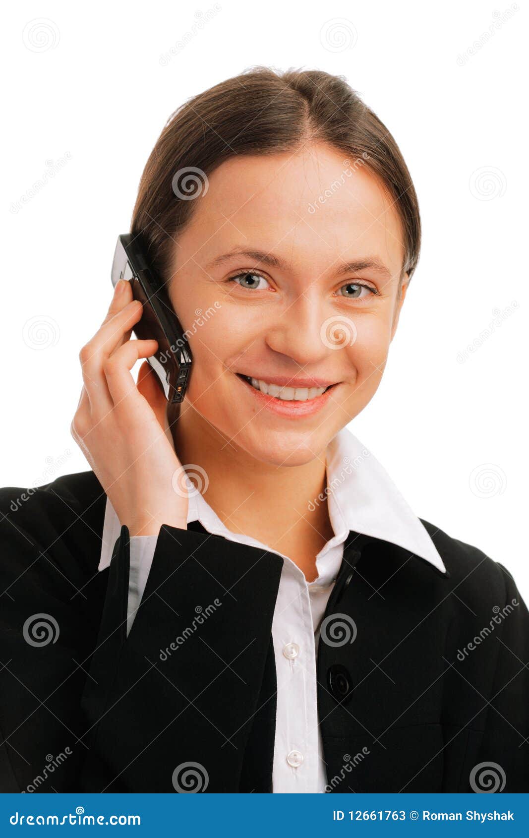 Donna di affari sorridente che comunica sul telefono mobile contro la Donna di affari sorridente che comunica sul telefono mobile contro la