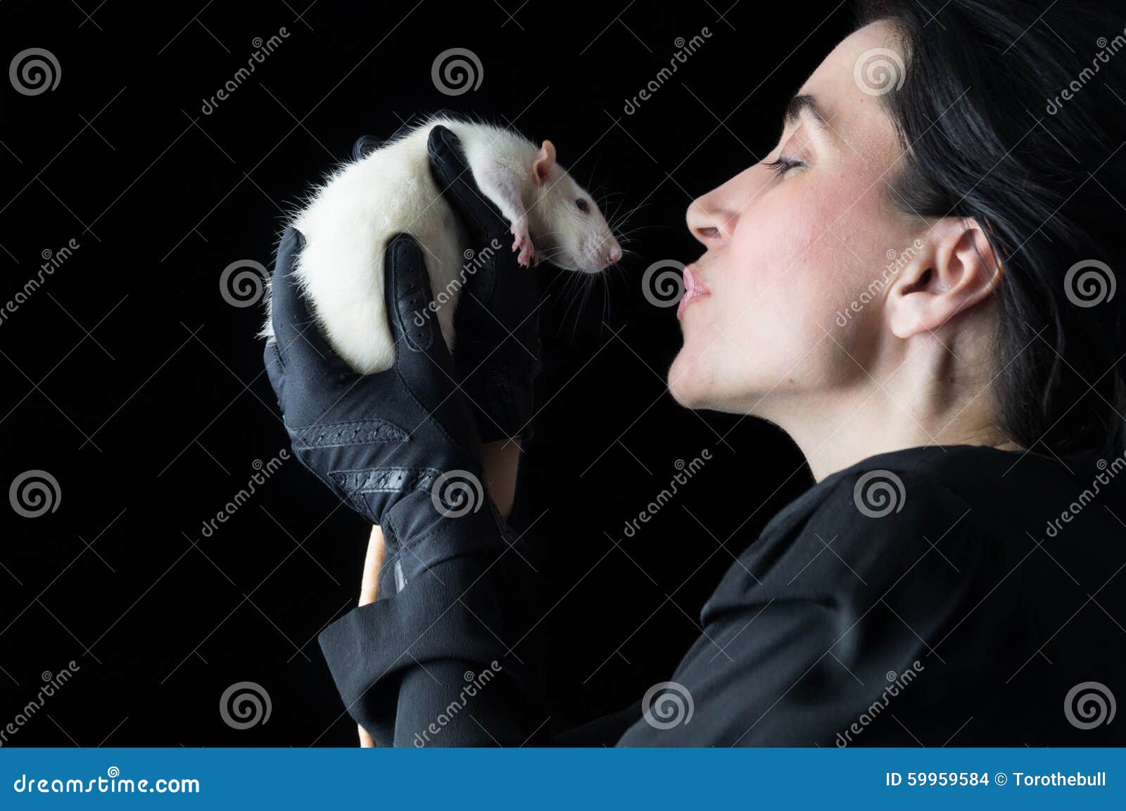 Donna nel nero con il ratto bianco - colpo alto vicino - donna-nel-nero-con-il-ratto-bianco-colpo-alto-vicino-59959584