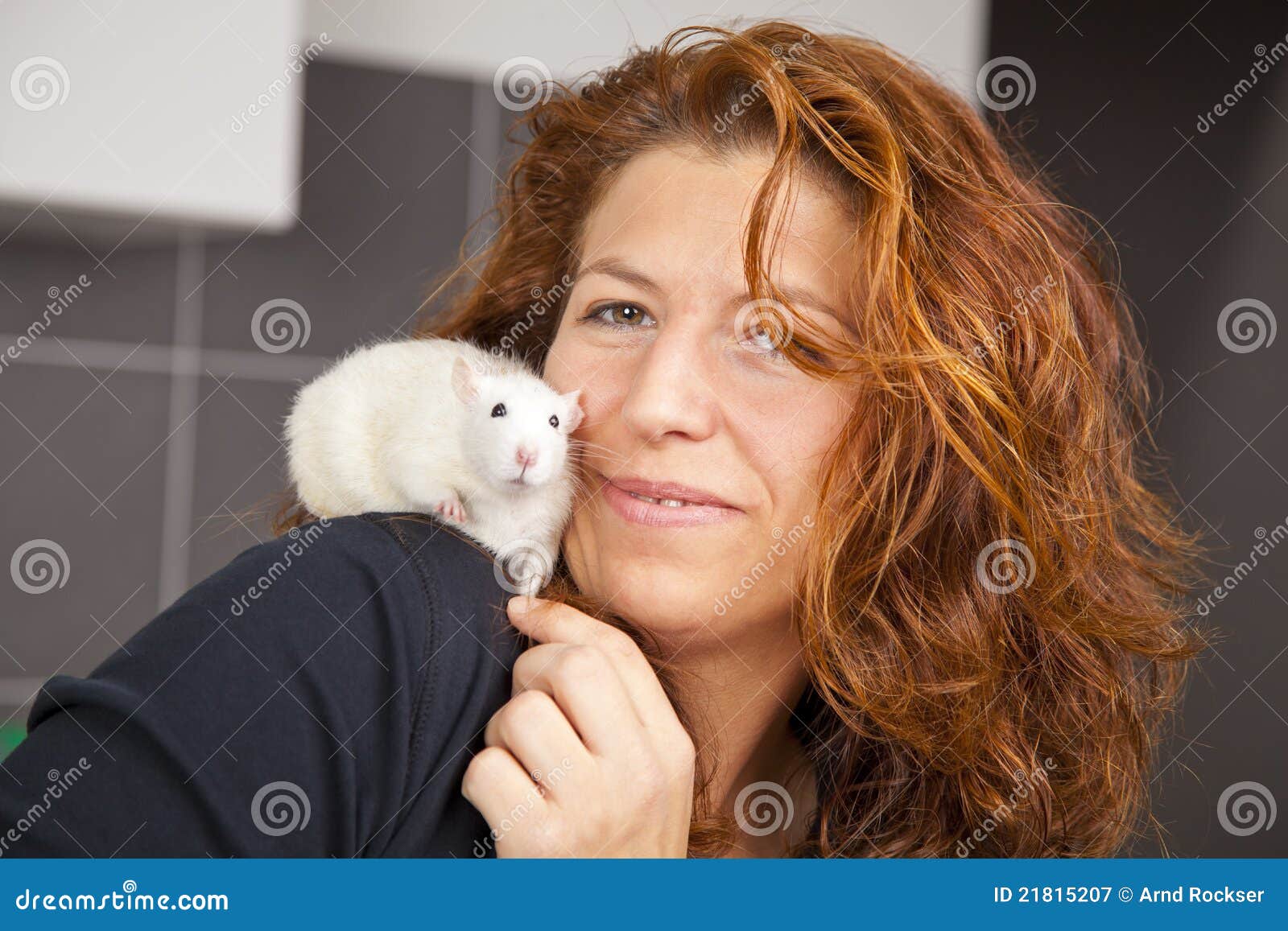 Donna sorridente con il ratto sulla sua spalla - donna-sorridente-con-il-ratto-sulla-sua-spalla-21815207