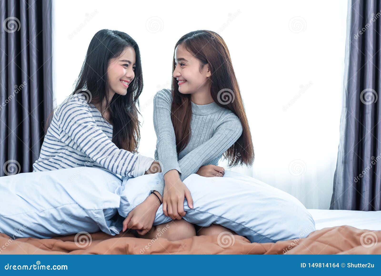 Dos Mujeres Lesbianas Asi Ticas En Dormitorio Gente De Los Pares Y
