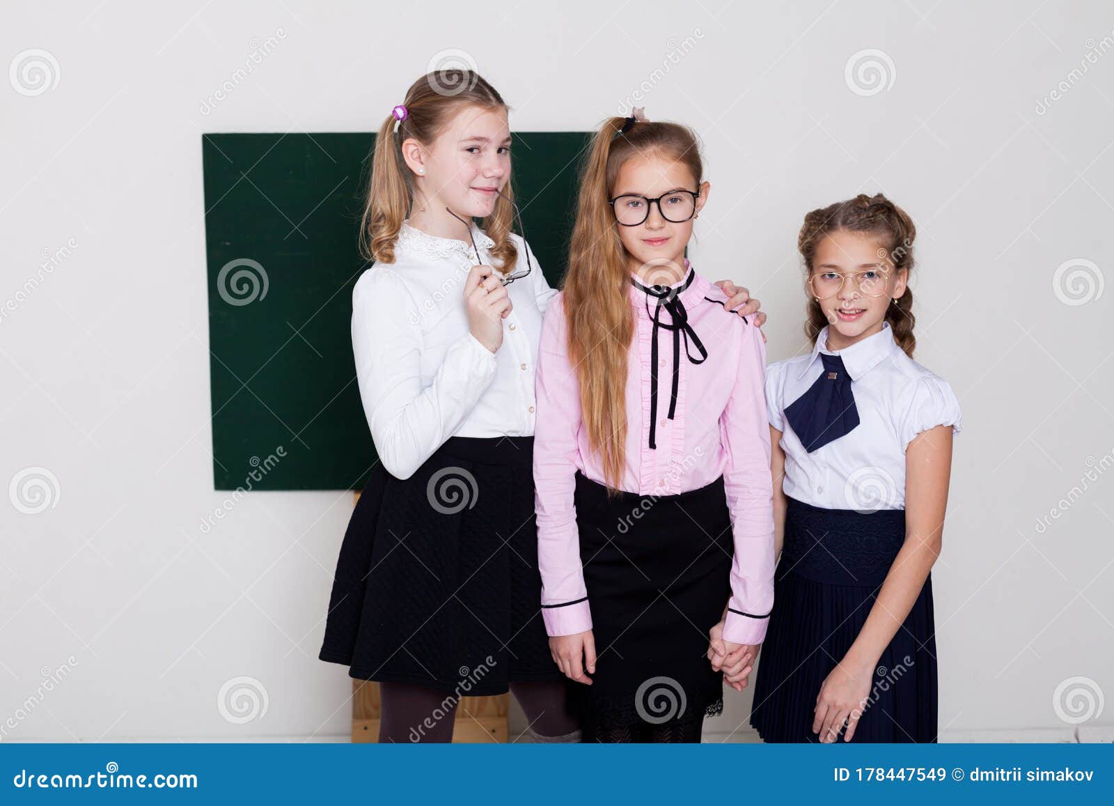 Drei Schulmädchen Im Vorstand Der Klasse in Der Schule Stockbild Bild