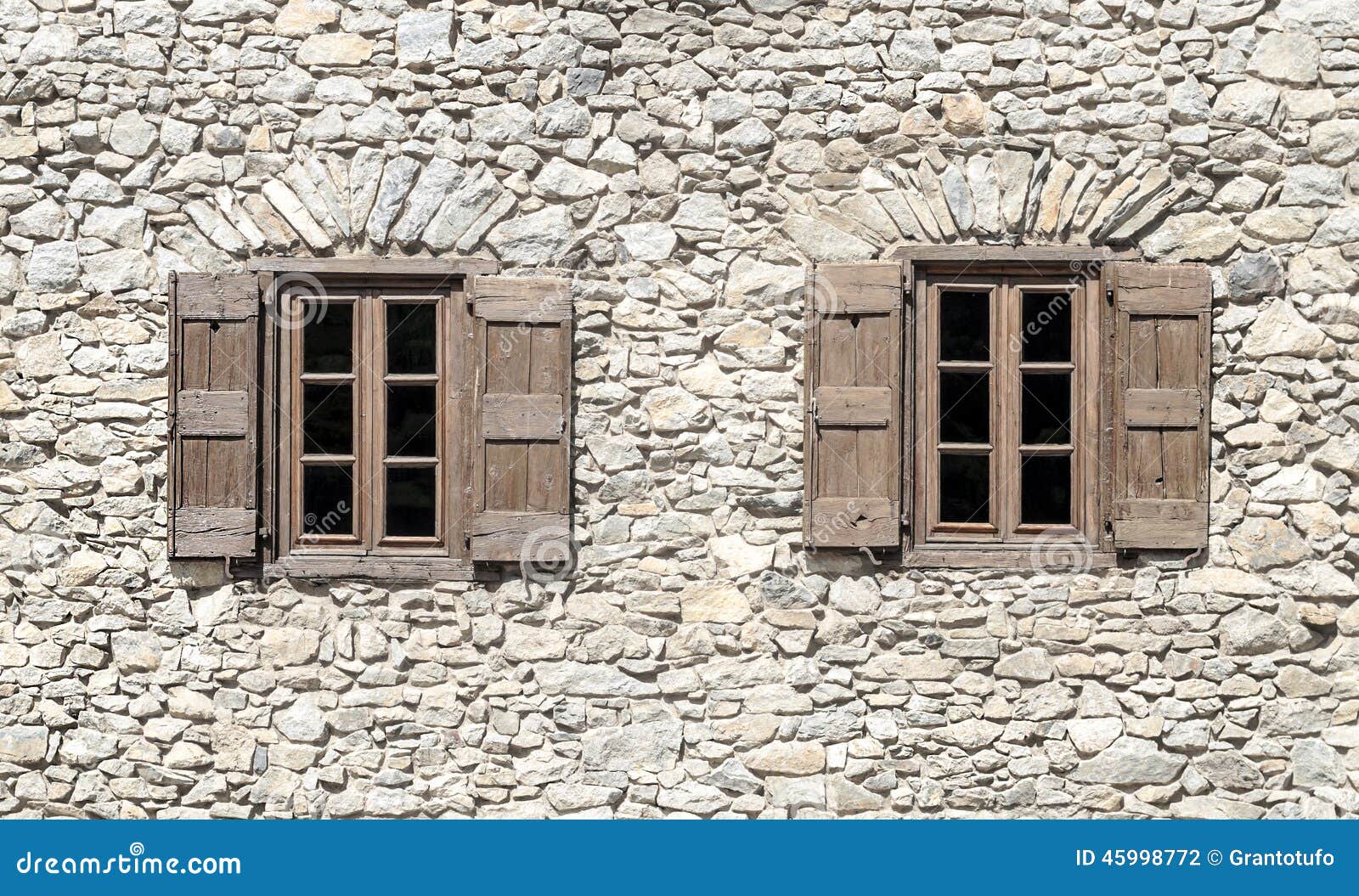 #84A625 Duas Janelas De Madeira Foto de Stock Imagem: 45998772 596 Janelas Em Madeira Rs