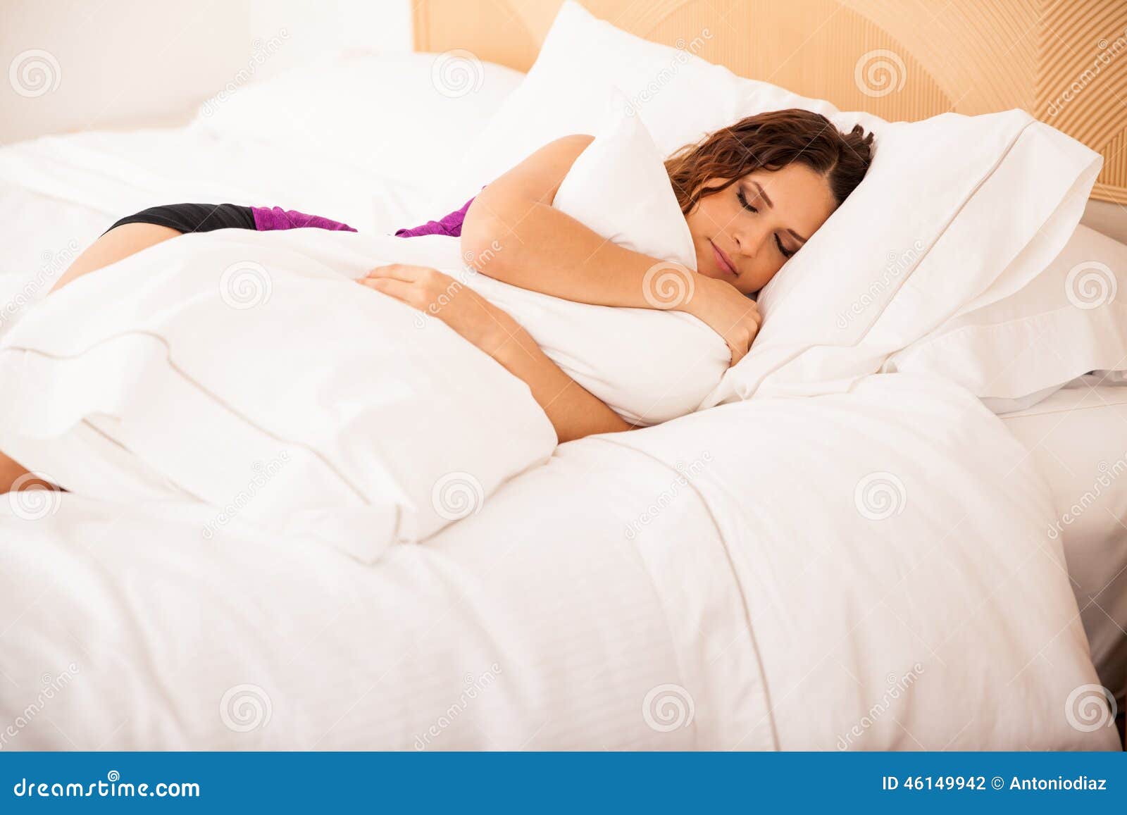 Durmiendo Y Abrazando Una Almohada Foto De Archivo