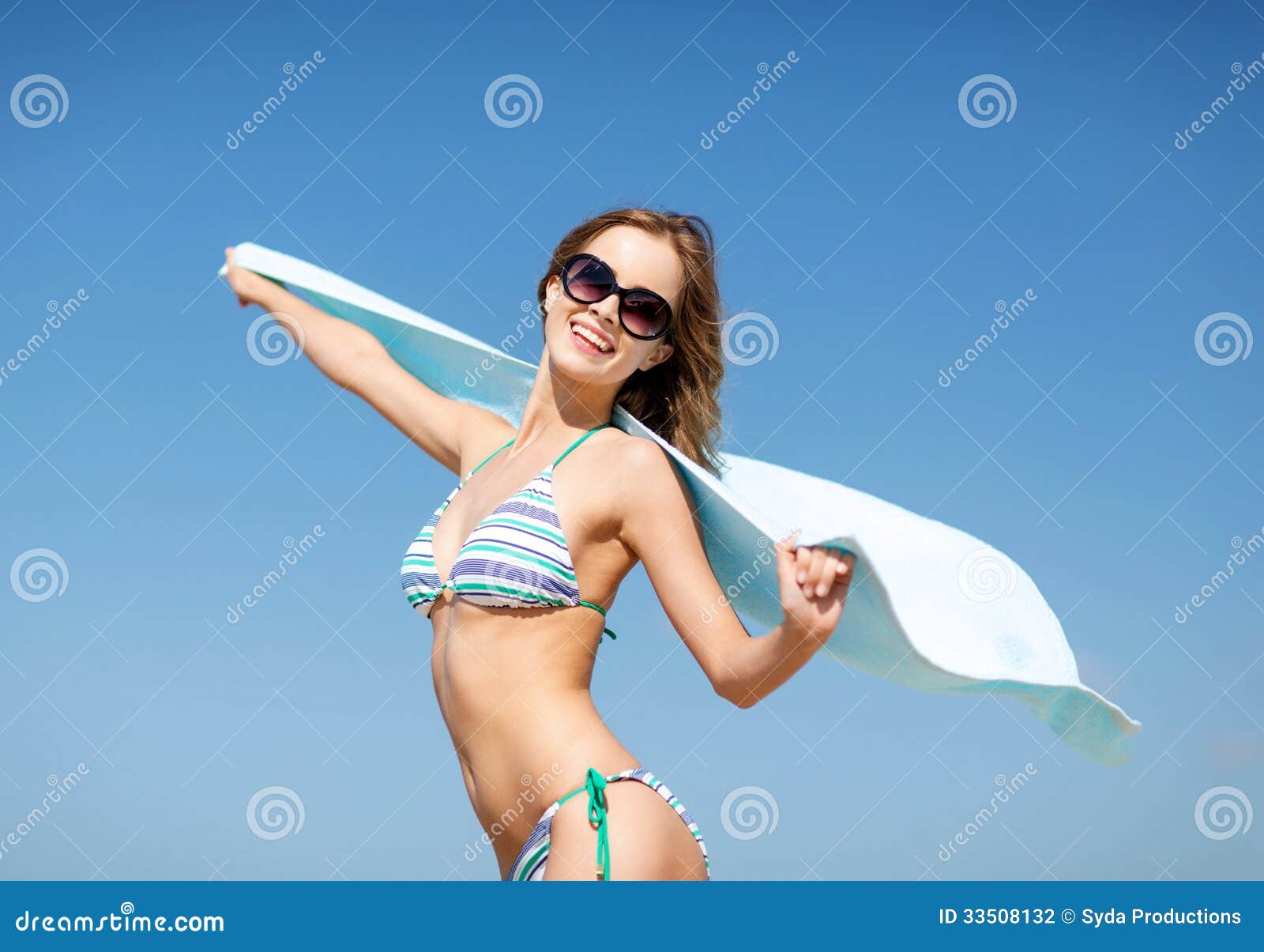 Dziewczyna w bikini i cienie na plaży 24510 Hot Sex Picture image