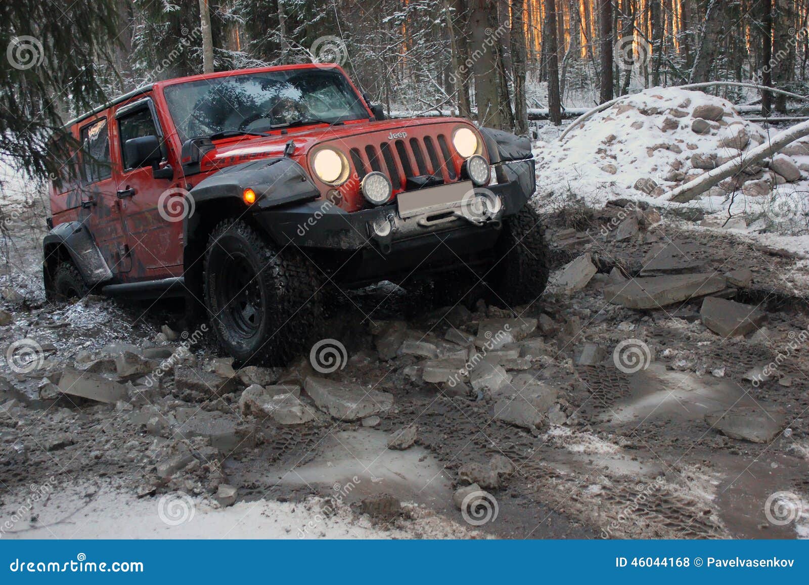 Dżipa Wrangler W Zima Lesie, Rosja Zdjęcie Stock Editorial