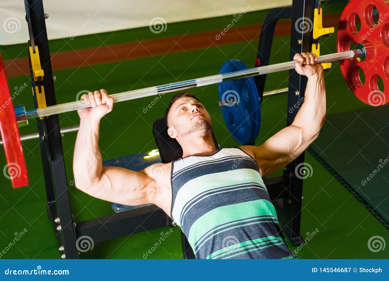 E Treinamento Muscular Do Homem No Gym Bodybuilding Imagem De Stock