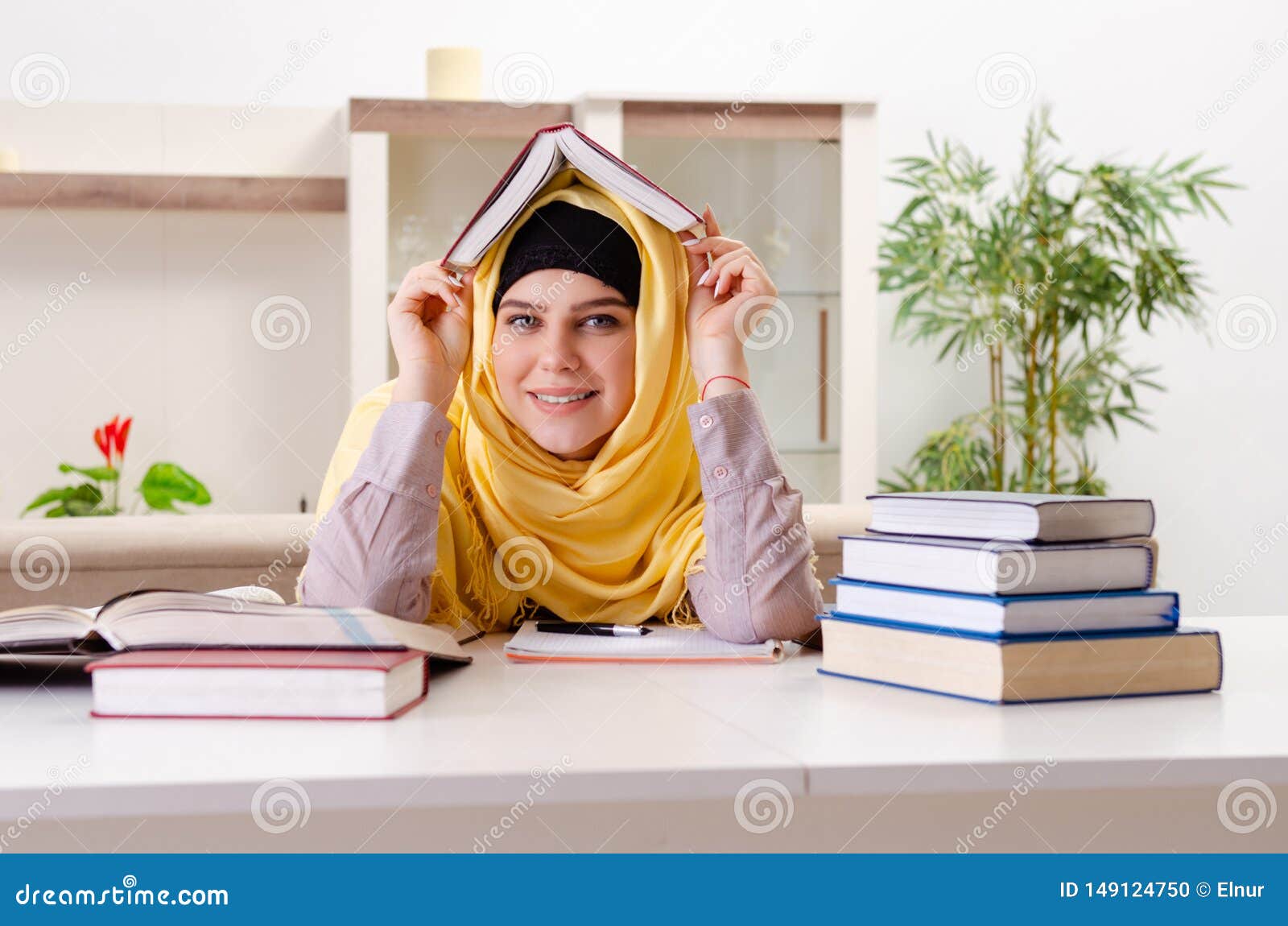 El Estudiante En El Hijab Que Se Prepara Para Los Ex Menes Foto De