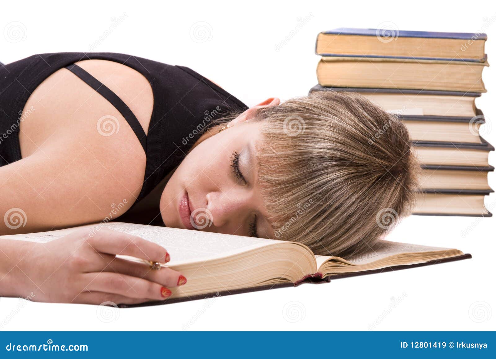 archivo libres de regalías: El estudiante está durmiendo en el libro