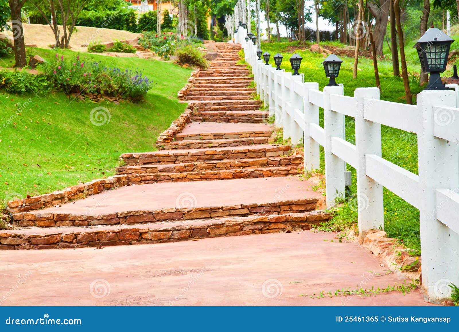 escada de pedra no jardim:Escada De Pedra Com Cerca Branca Foto de Stock Royalty Free – Imagem escada de pedra no jardim:Escada De Pedra Com Cerca Branca Foto de Stock Royalty Free – Imagem