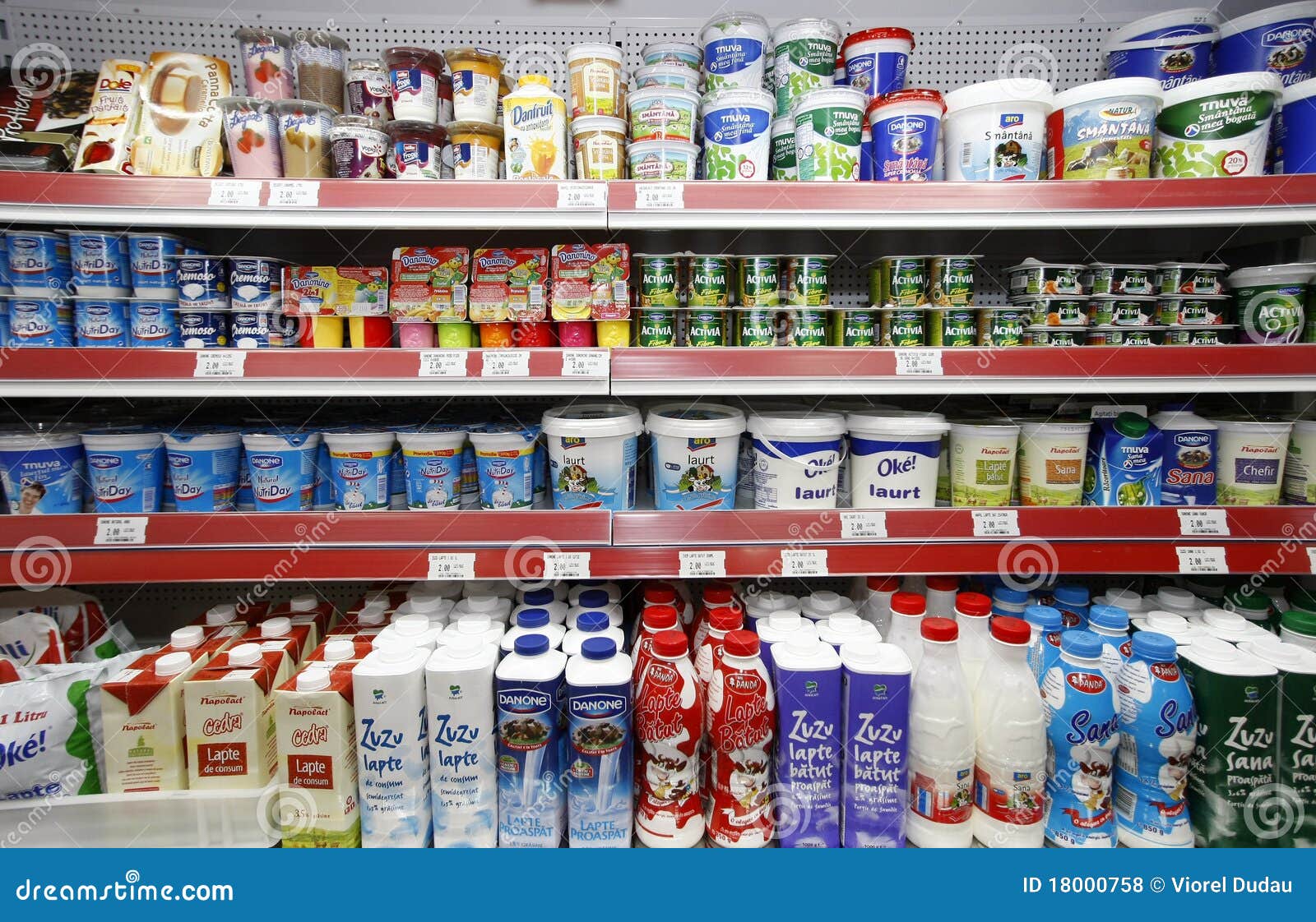 Estantes De Los Productos Lácteos De Las Compras Del Supermercado Foto