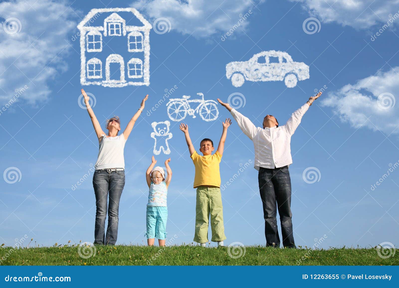 familie op gras met handen omhoog en droom collage familie op gras met handen omhoog en droom collage