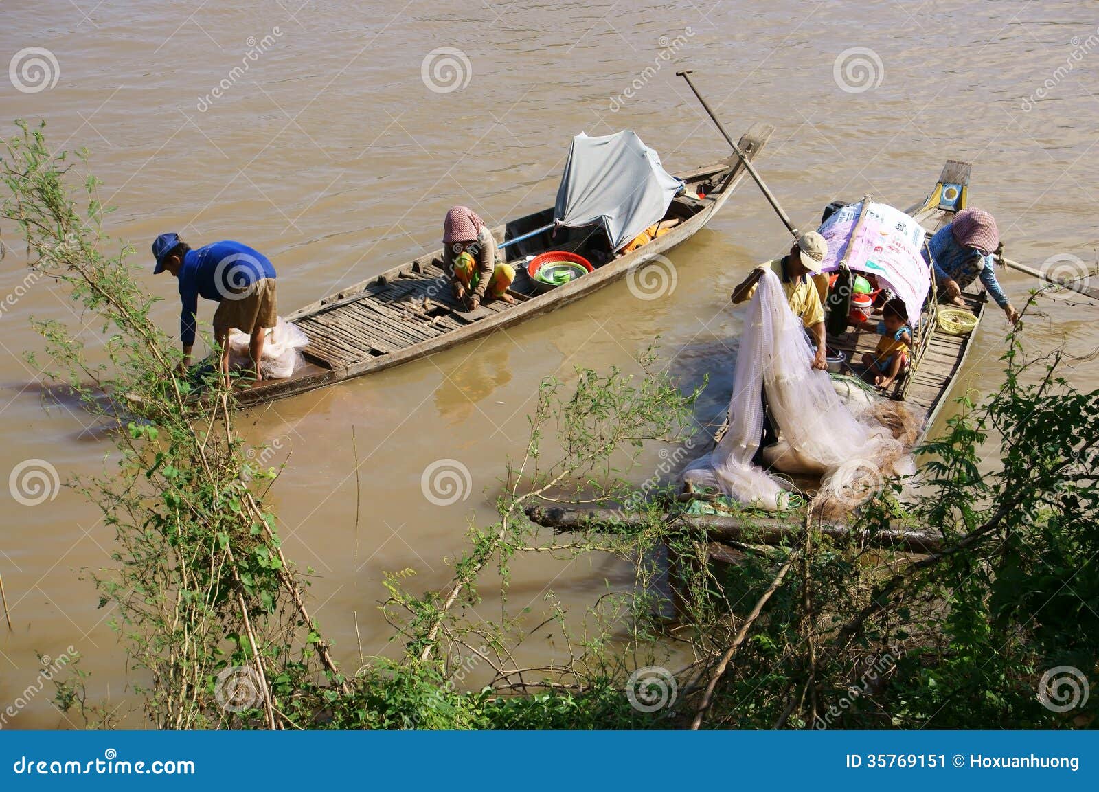  boat, husban cast a net, his wife do fish in clean, children play