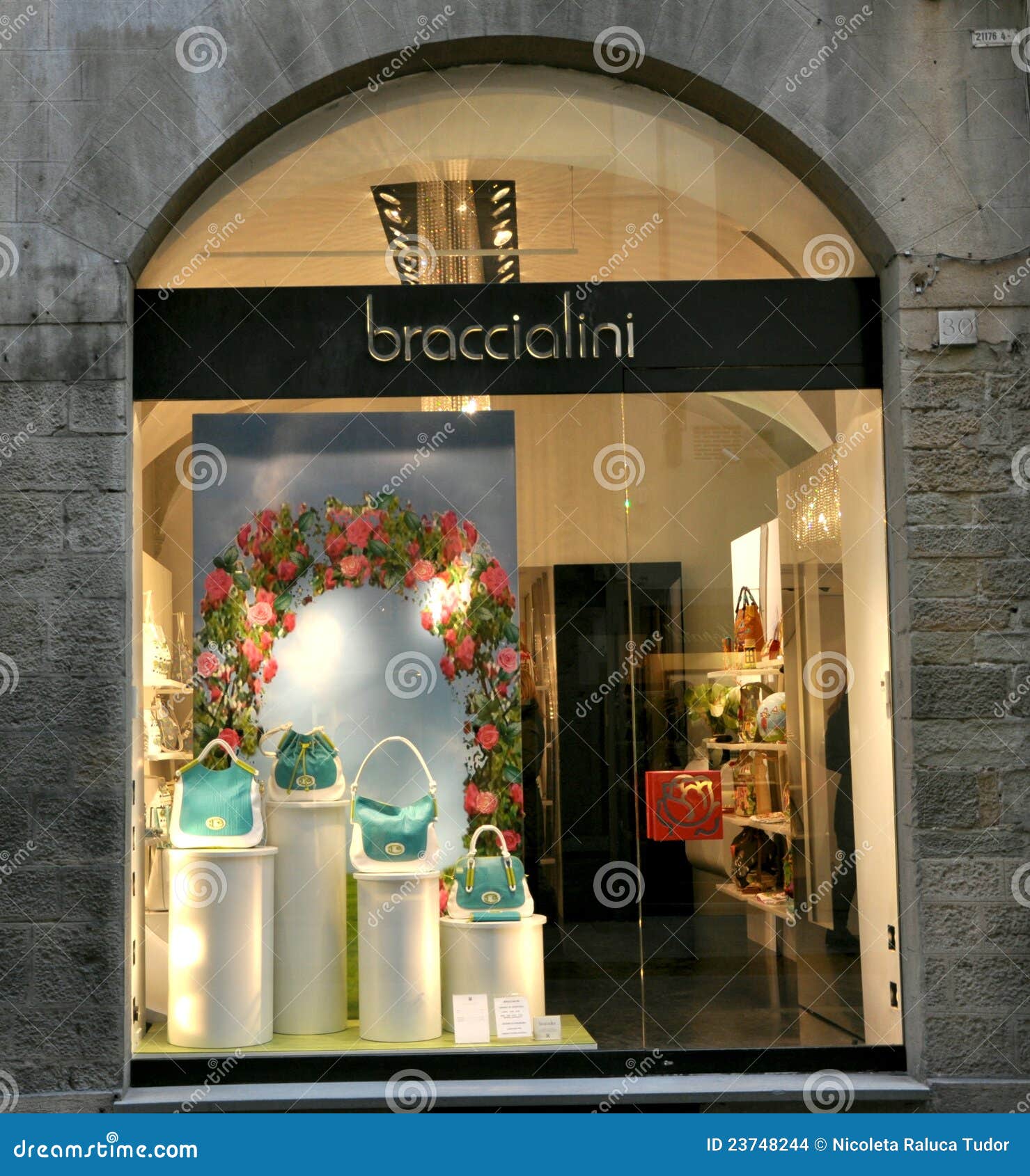 Italian clothing store uses famous Stanley Cup riot kiss in