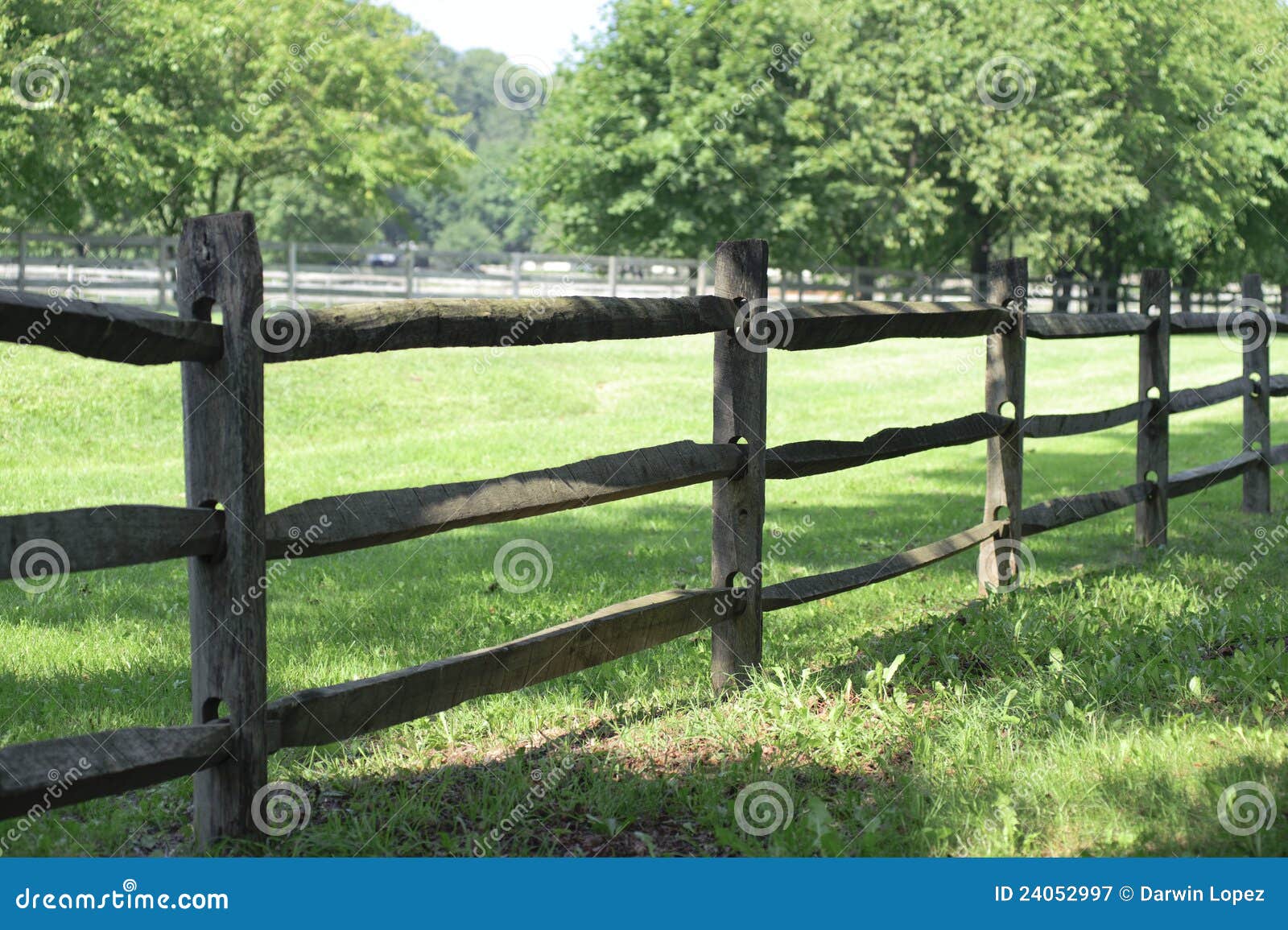 farm-fence-24052997.jpg
