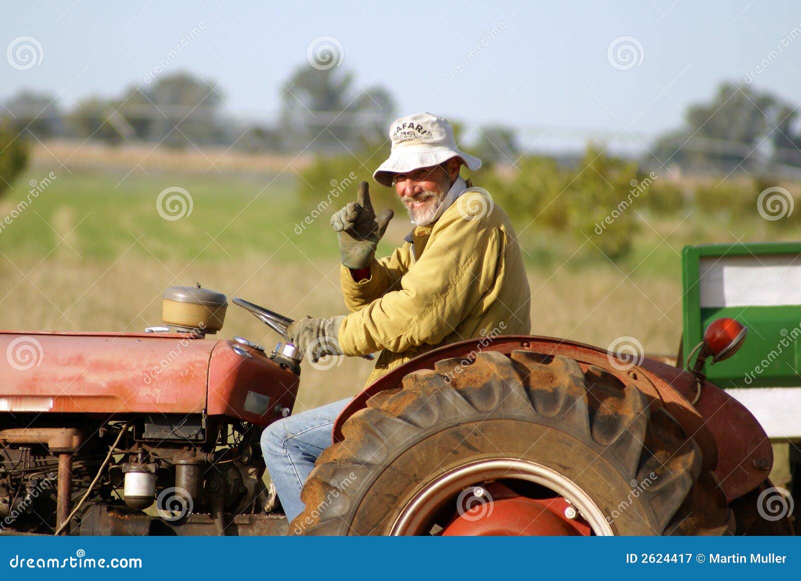 farmer-tractor-2624417.jpg