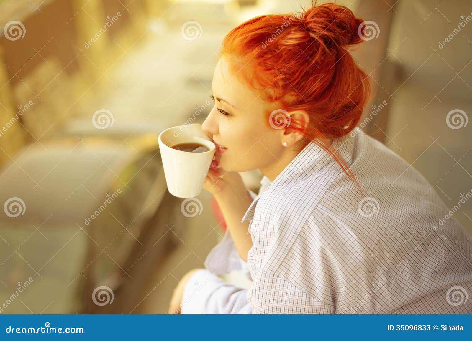 Femme Avec Tasse A Caf Ef Bf Bd Femme Avec Tasse A Caf Ef Bf Bd