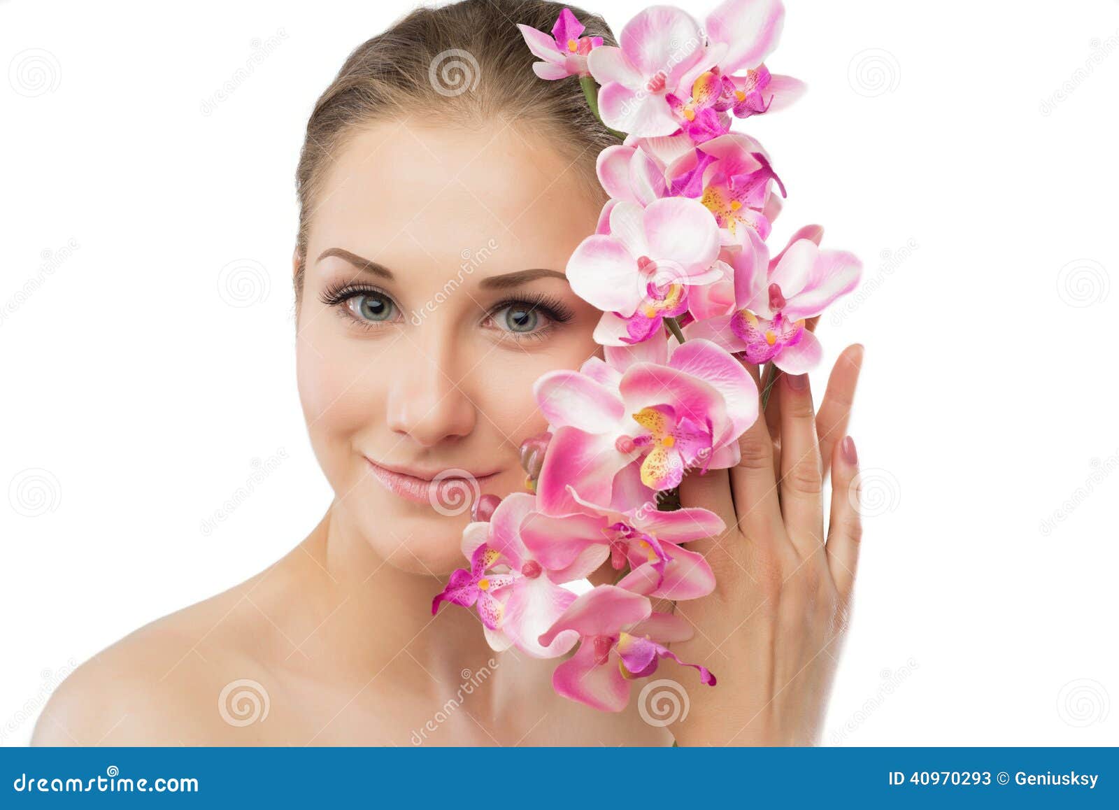 Fiore bello dell orchidea della tenuta della ragazza in sue mani - fiore-bello-dell-orchidea-della-tenuta-della-ragazza-sue-mani-40970293