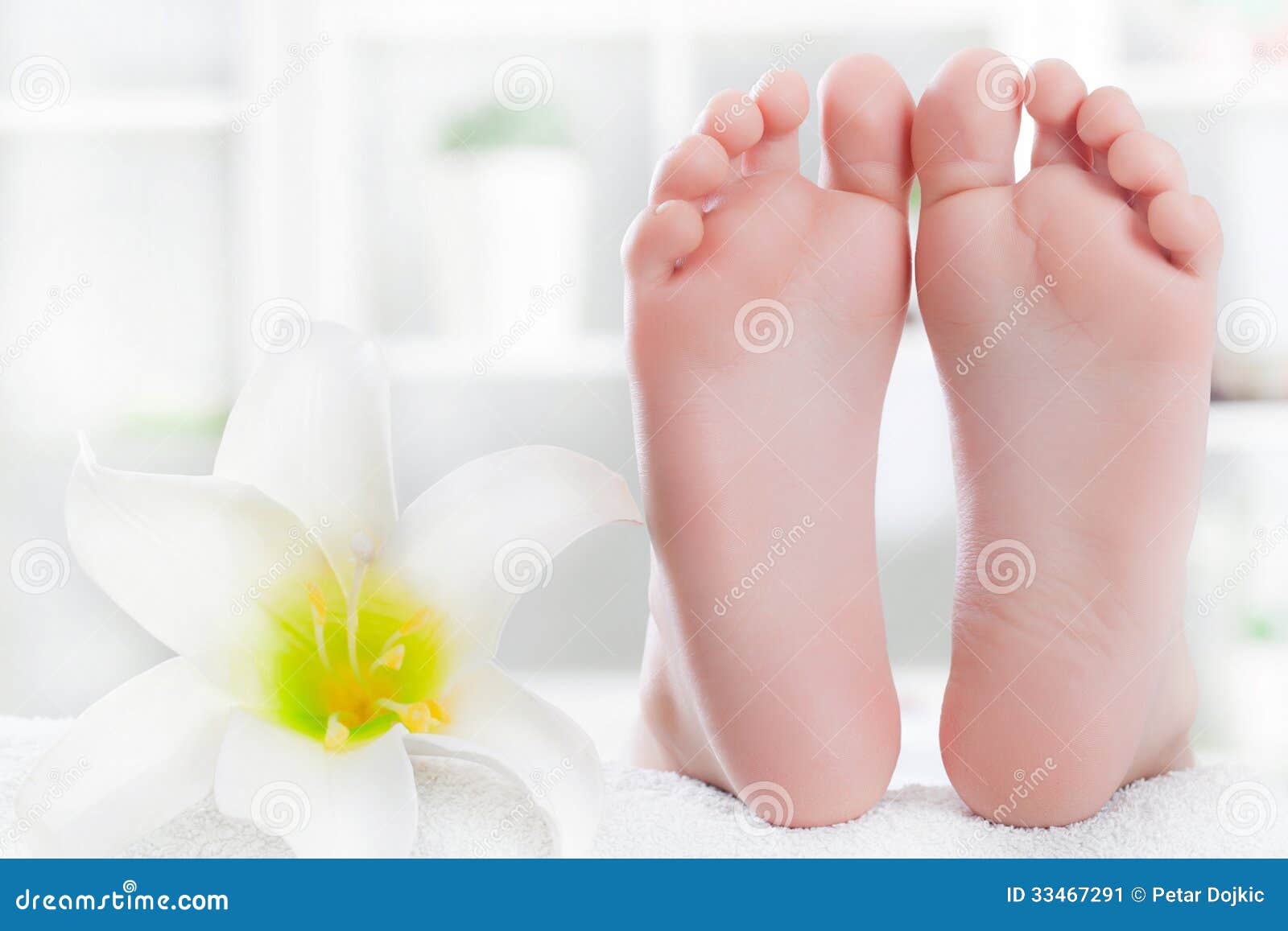 Young-Kids-Feet foot-treatment-young-childrens-feet-massage-33467291.jpg