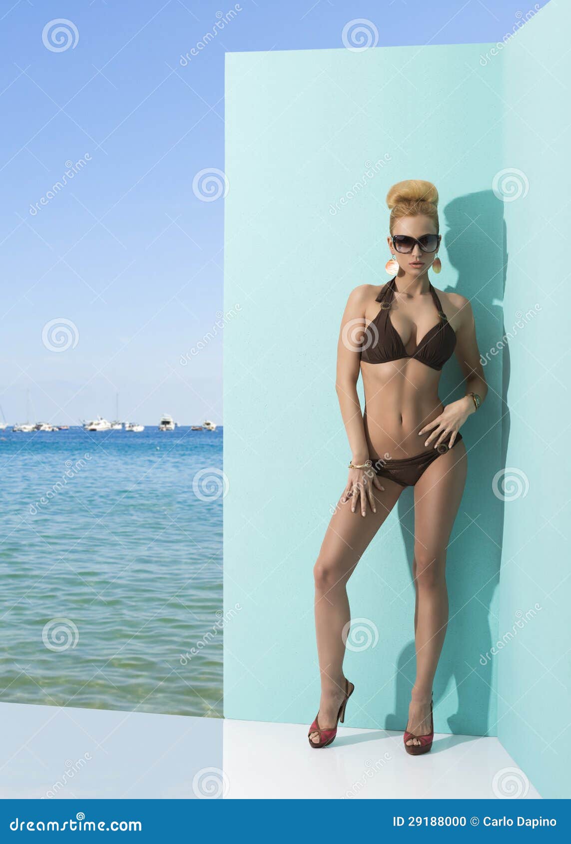 Das Mädchen mit den Sommersprossen und den Locken
