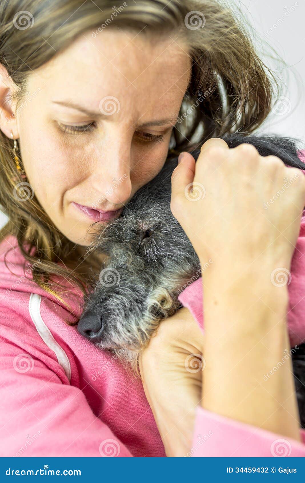 Frauenabbinden mit ihrem Hund