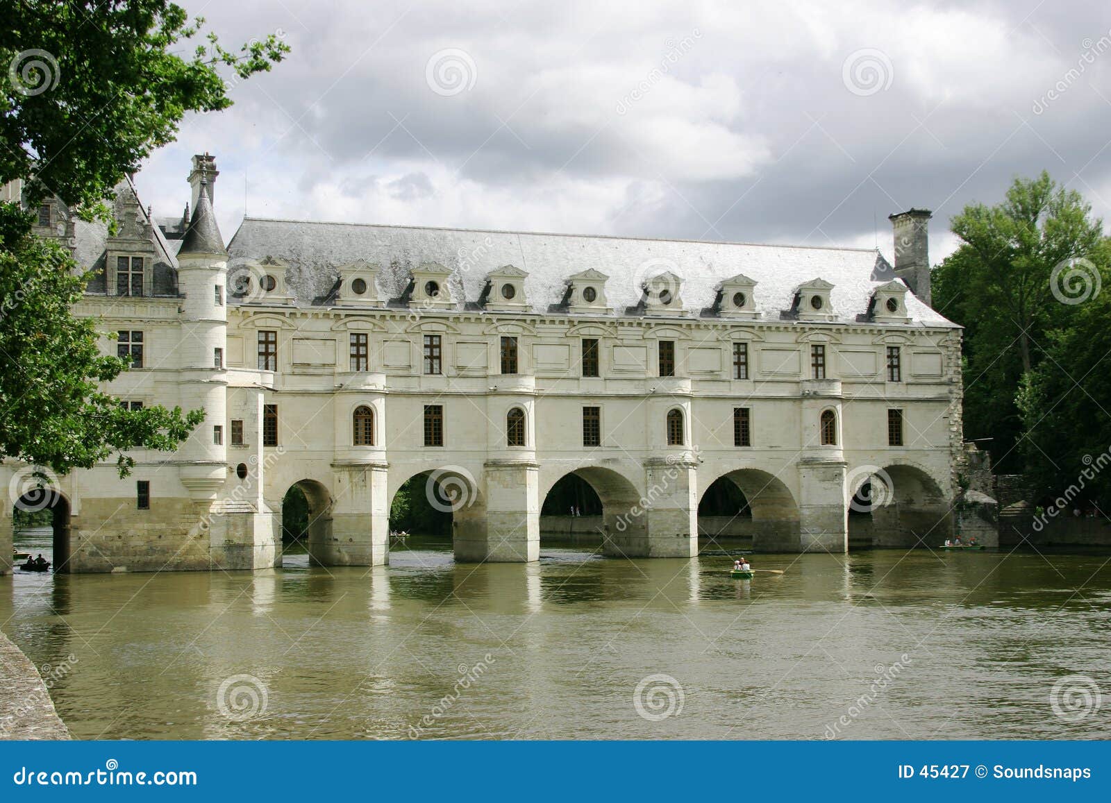 http://thumbs.dreamstime.com/z/french-chateau-loire-45427.jpg
