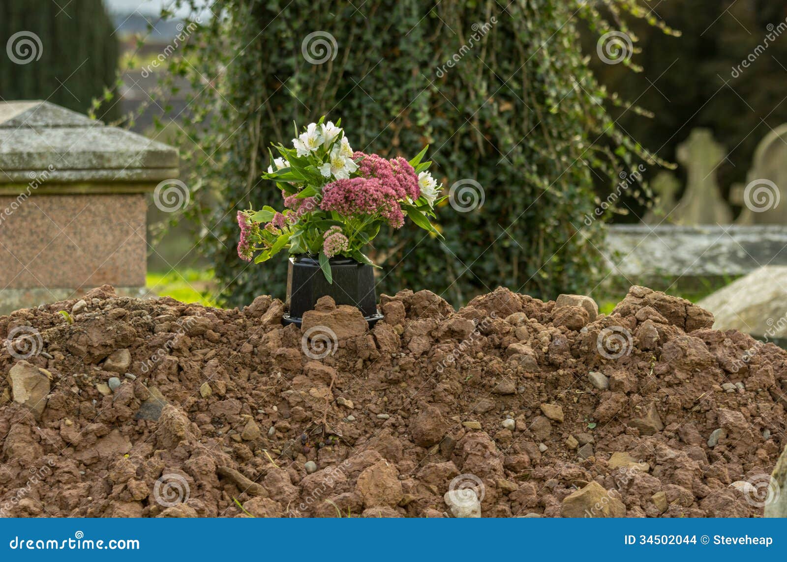Freshly Dug Grave In Cemetery Stock Images Image 34502044