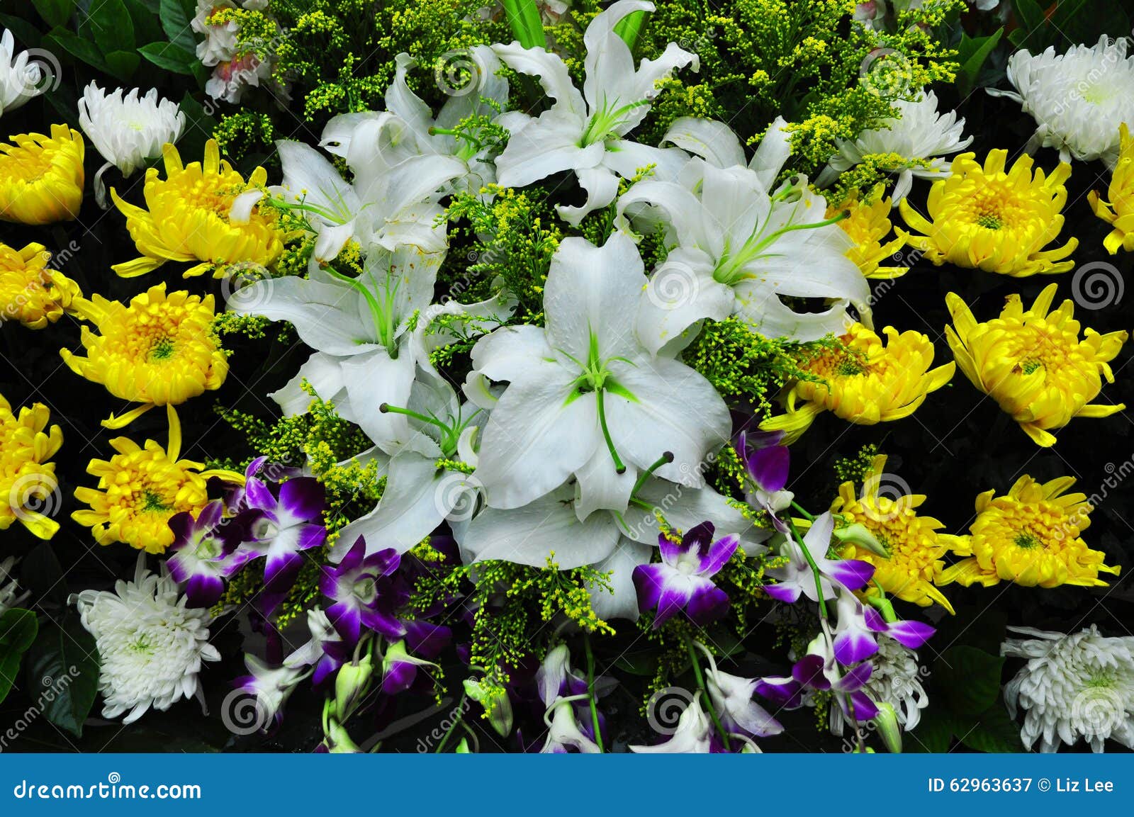 Funeral flowers for condolences，white and yellow chrysanthemum 