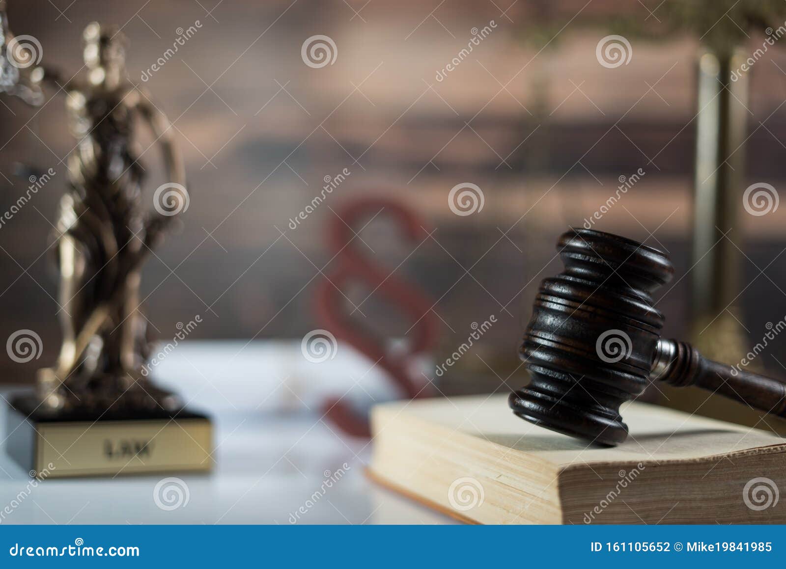 Gavel Do Juiz De Madeira No Livro Vista Superior Sobre Um Fundo Branco