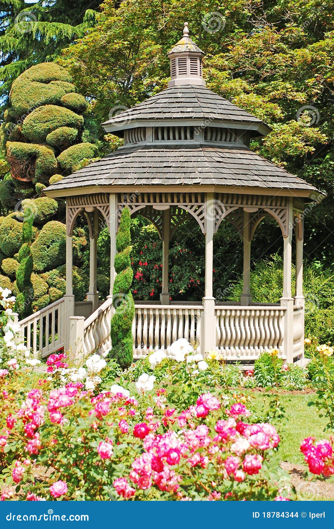 gazebo jardim madeira:Gazebo De Madeira No Jardim Imagens de Stock – Imagem: 18784344 gazebo jardim madeira:Gazebo De Madeira No Jardim Imagens de Stock – Imagem: 18784344