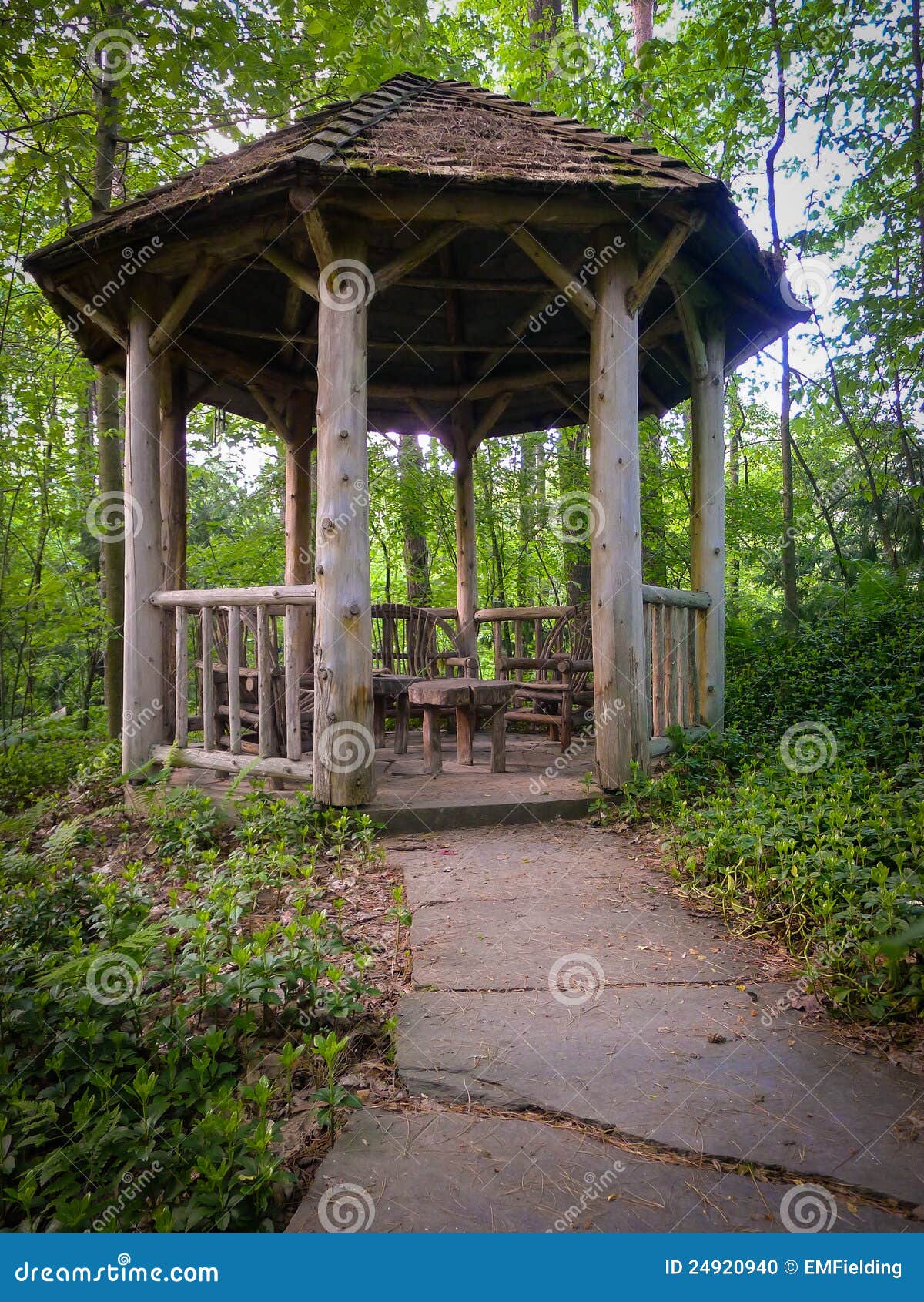 gazebo jardim madeira: limitado pelo pachysandra coloca um gazebo rústico bonito do jardim gazebo jardim madeira: limitado pelo pachysandra coloca um gazebo rústico bonito do jardim