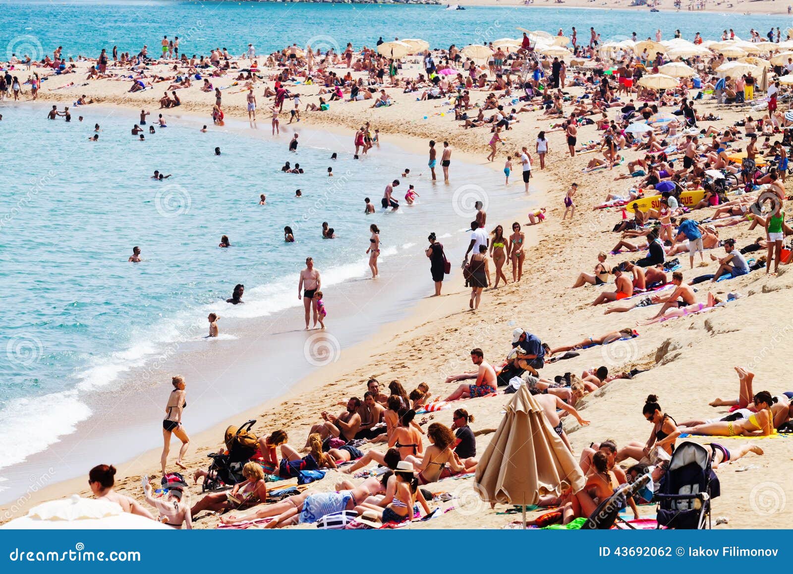 Gente Que Toma El Sol En La Playa Soleada Del Verano Fotografía