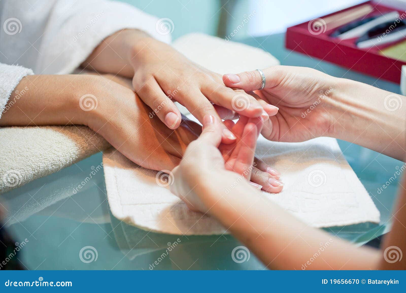  - gentle-massage-hands-19656670