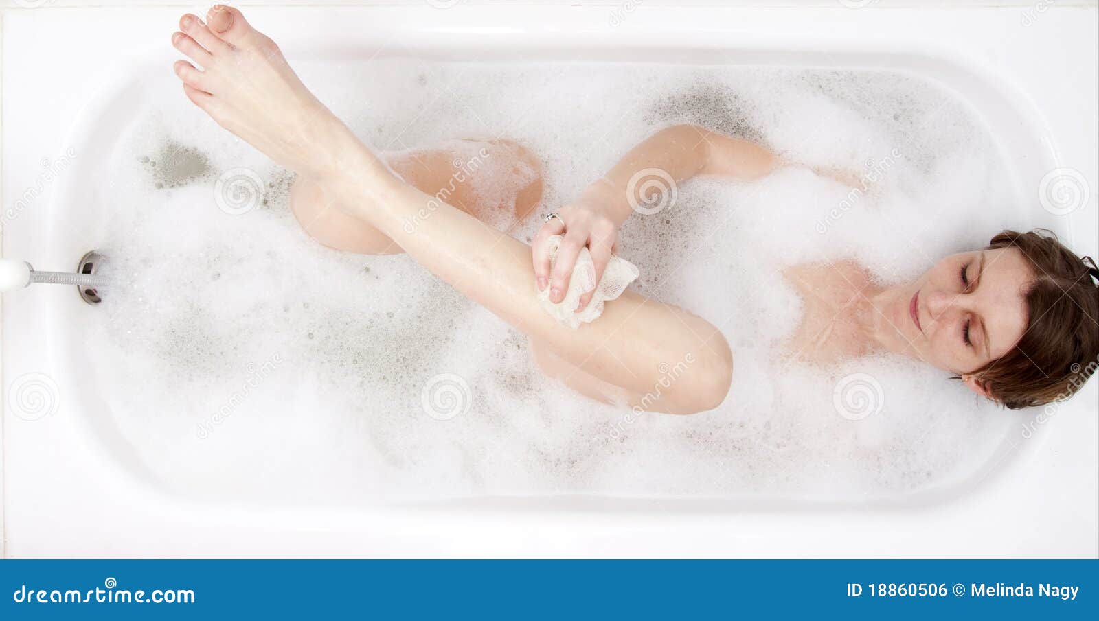 Giovane Donna In Vasca Da Bagno Immagine Stock Libera da ...