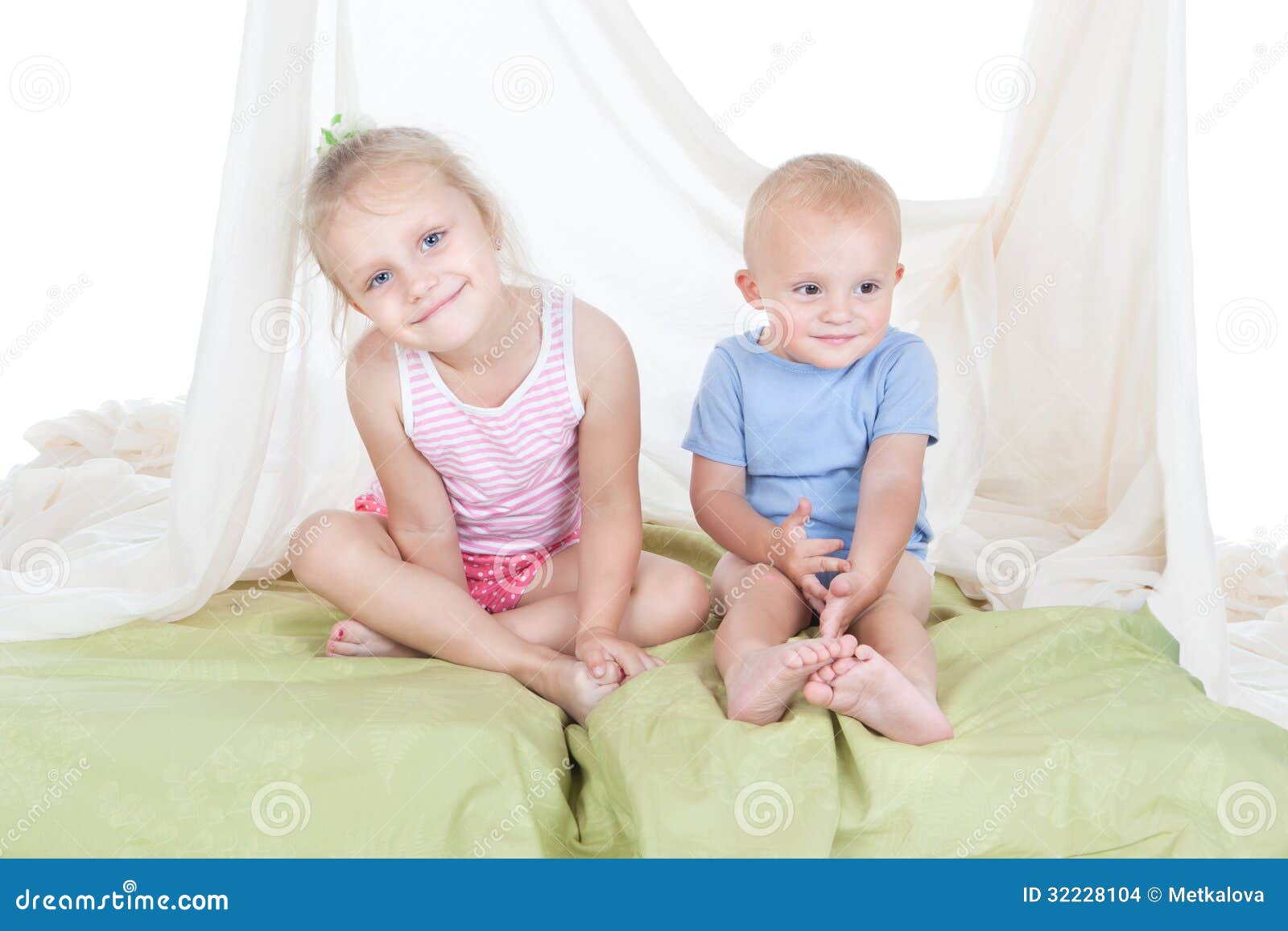 Sisters cuddling on bed Stock Photo: 133943751 - Alamy