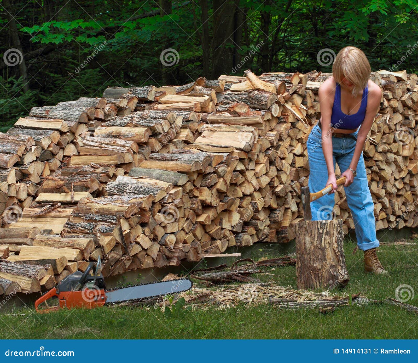 girl-splitting-firewood-14914131.jpg