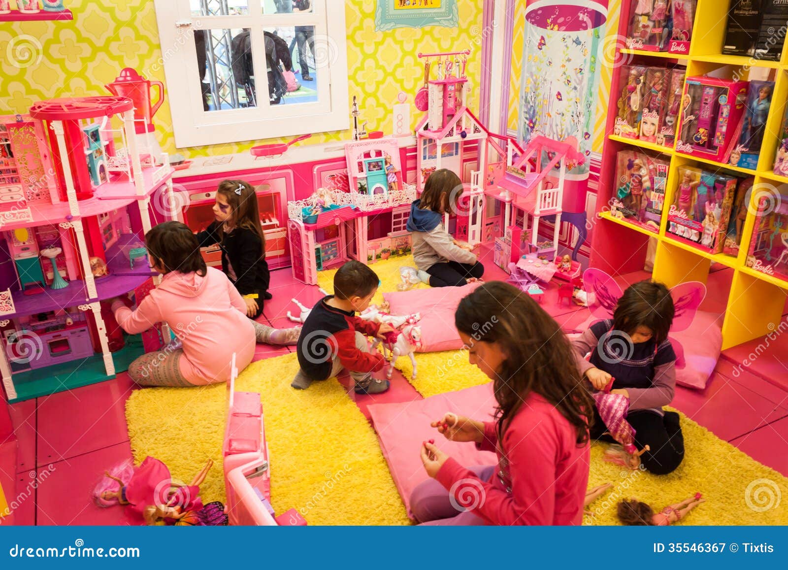 Girls Playing Inside Barbie's House At G! Come Giocare In Milan ...