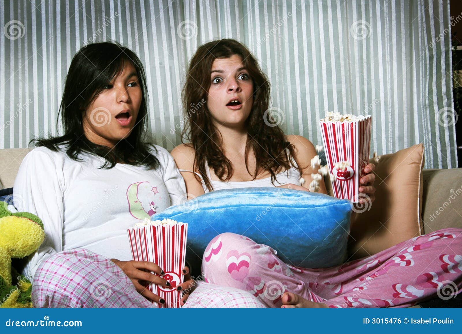 girls-watching-horror-movie-3015476.jpg