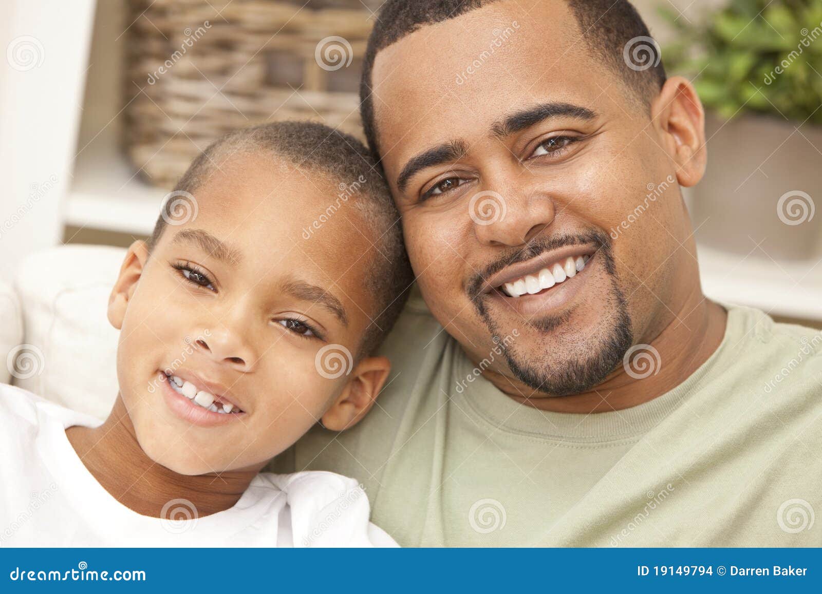 Glücklicher Afroamerikaner-Vater und Sohn-Familie