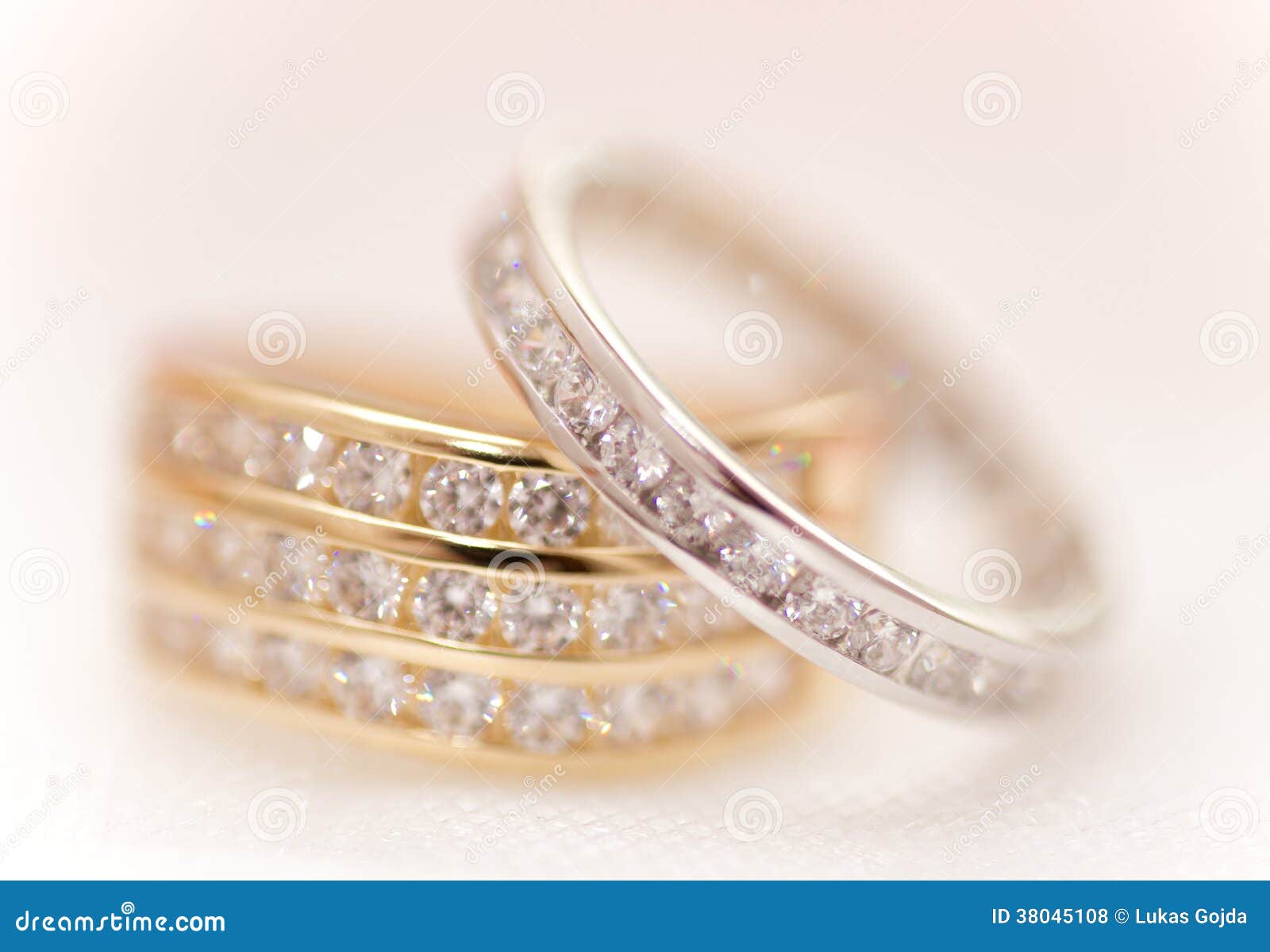 Royalty Free Stock Photos: Gold and silver wedding rings