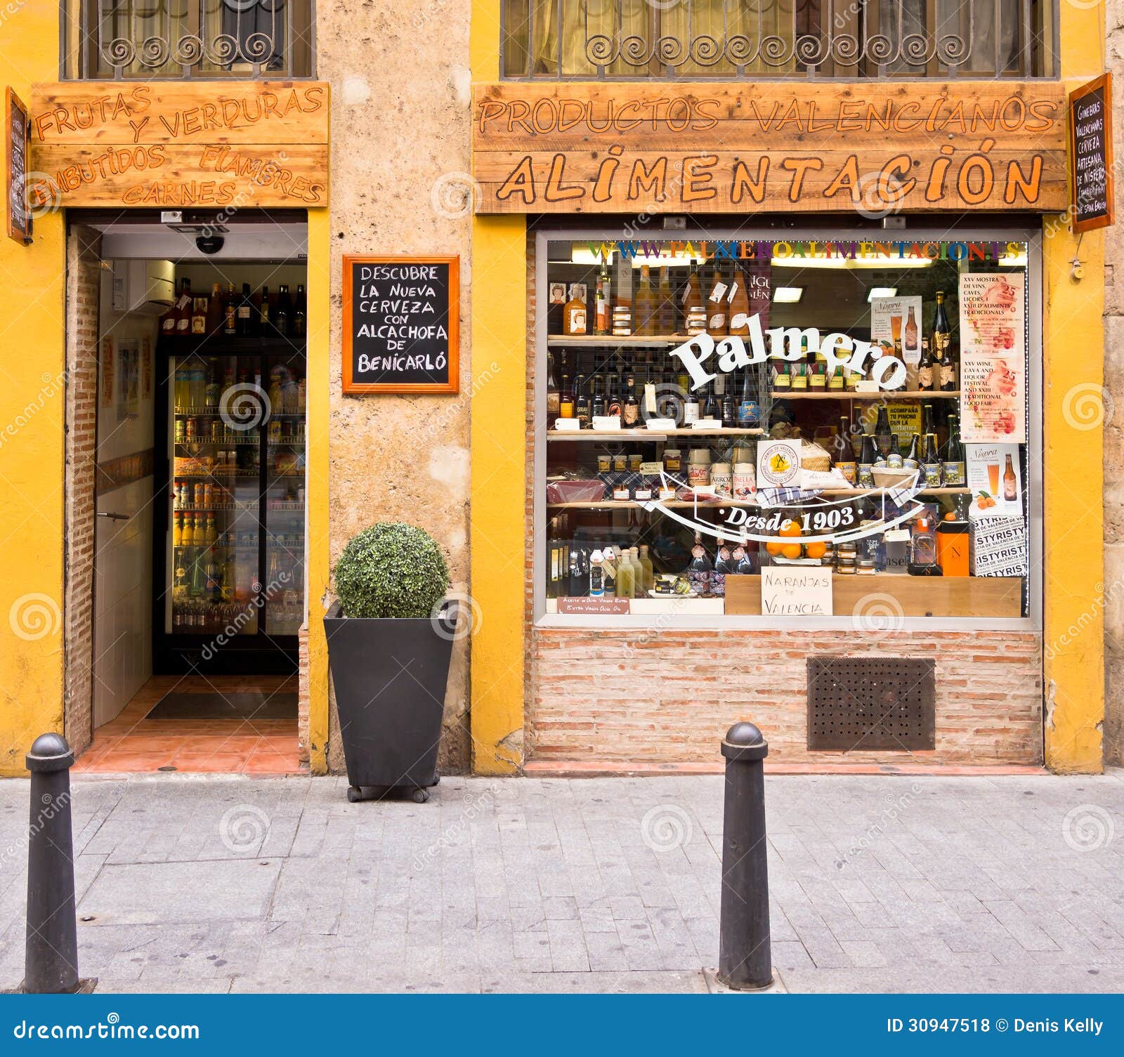 grocery-store-valencia-spain-traditional