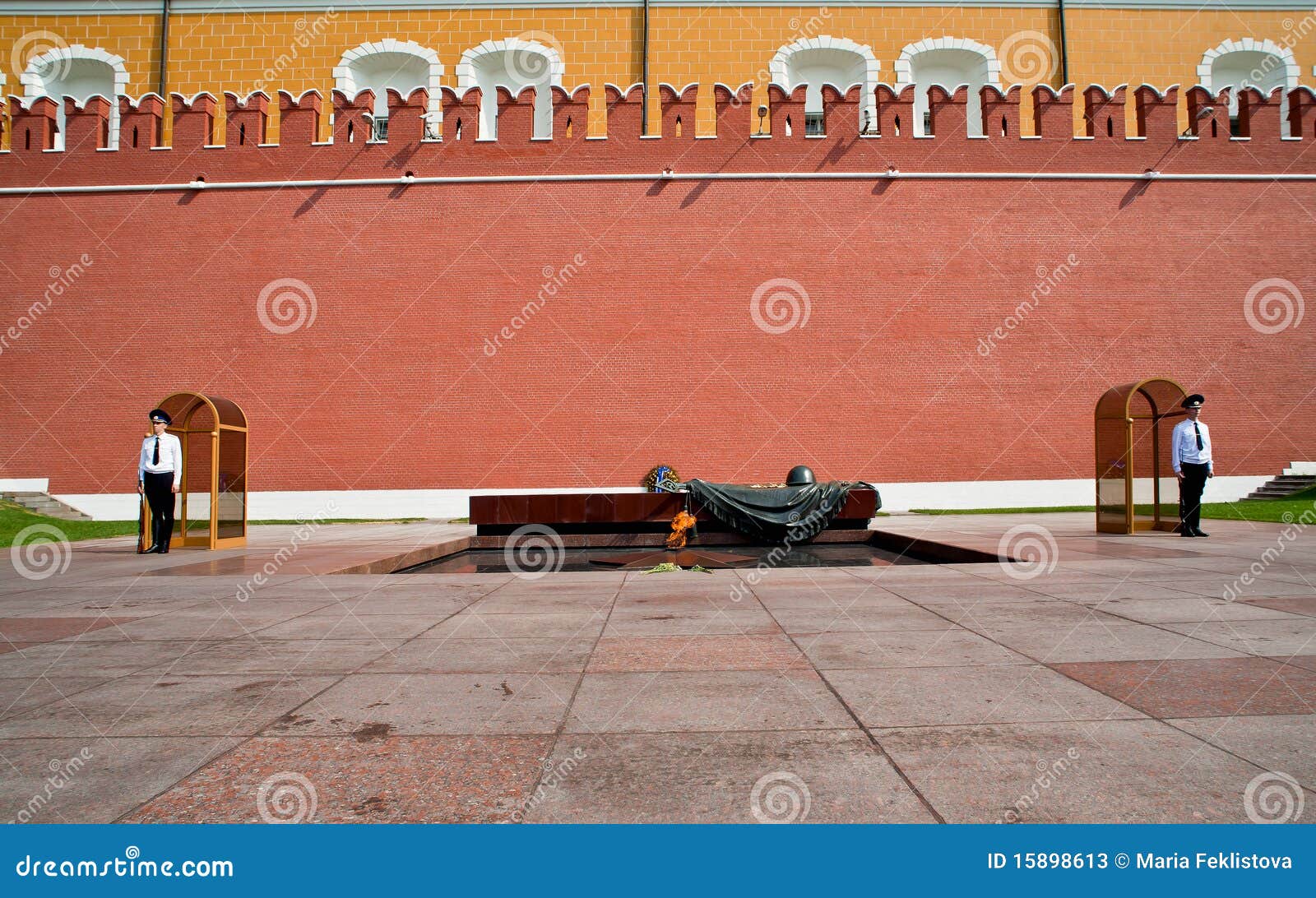 guards-honor-near-kremlin-wall-moscow-15898613.jpg